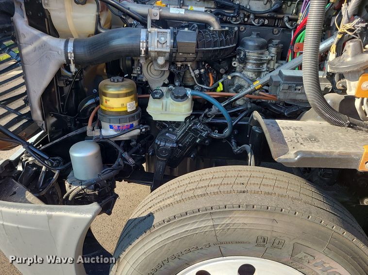 image for item MJ9325 2016 Freightliner Cascadia  semi truck