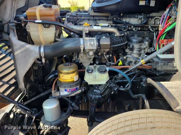 image for item MJ9325 2016 Freightliner Cascadia  semi truck