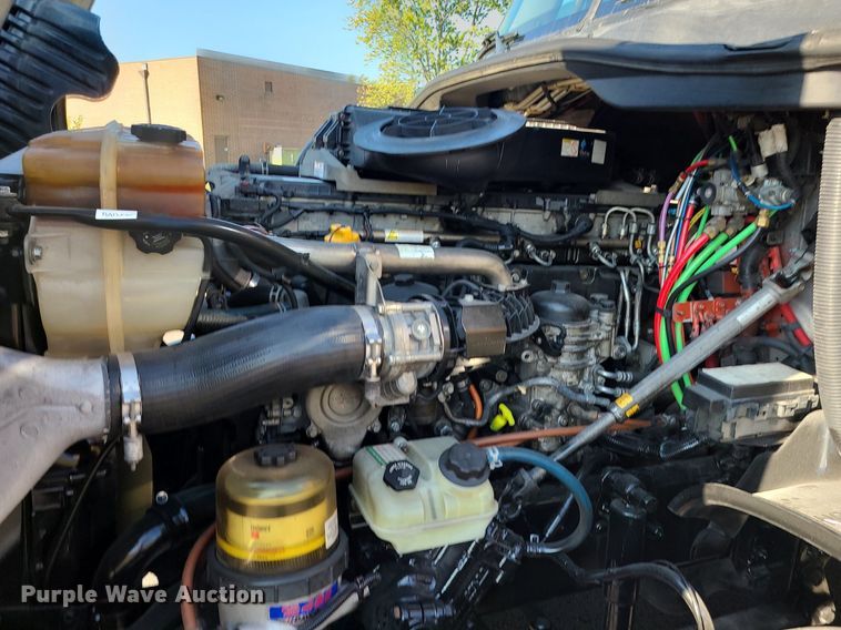 image for item MJ9325 2016 Freightliner Cascadia  semi truck