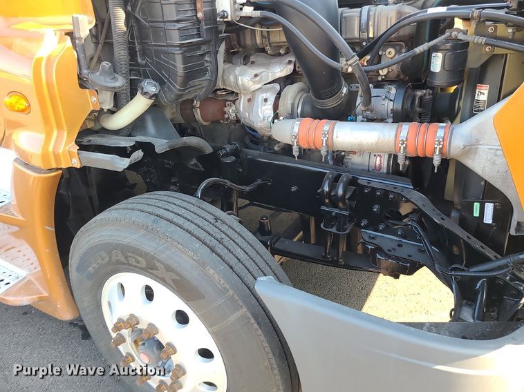 image for item MJ9325 2016 Freightliner Cascadia  semi truck