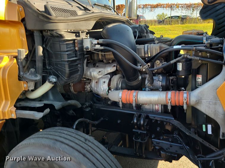 image for item MJ9325 2016 Freightliner Cascadia  semi truck