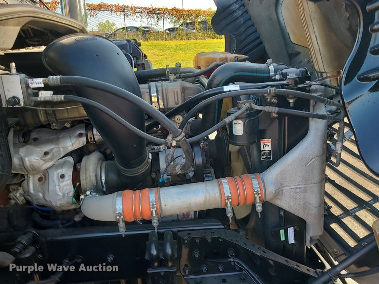 image for item MJ9325 2016 Freightliner Cascadia  semi truck