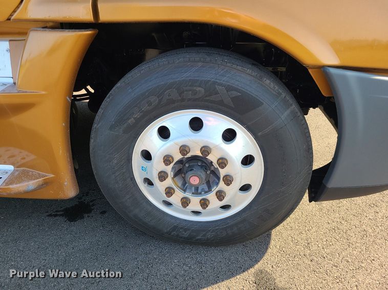 image for item MJ9325 2016 Freightliner Cascadia  semi truck