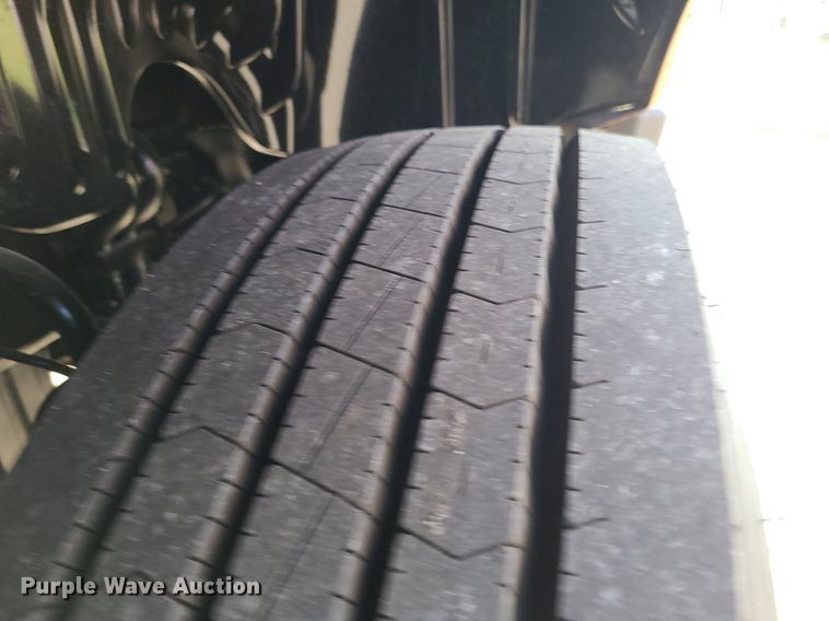 image for item MJ9325 2016 Freightliner Cascadia  semi truck