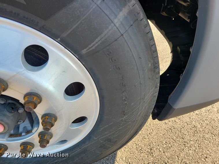 image for item MJ9325 2016 Freightliner Cascadia  semi truck