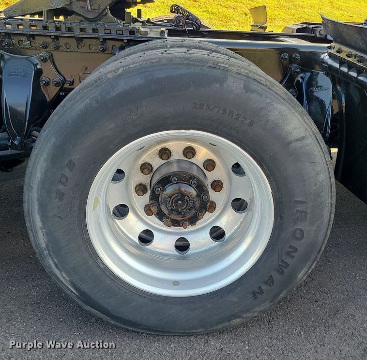 image for item MJ9325 2016 Freightliner Cascadia  semi truck