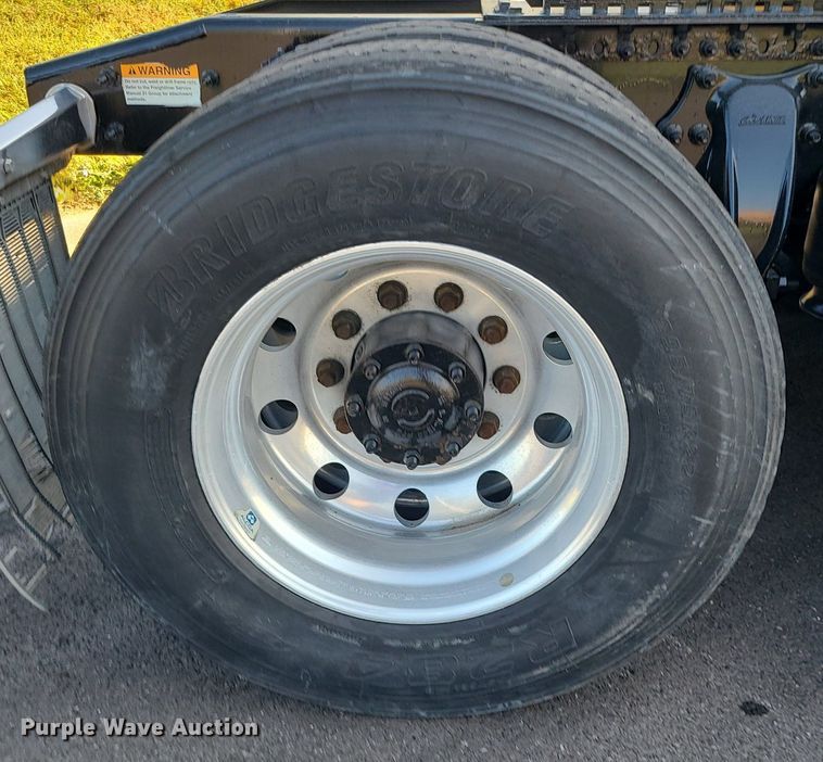 image for item MJ9325 2016 Freightliner Cascadia  semi truck