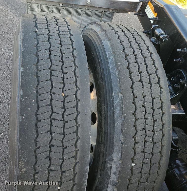 image for item MJ9325 2016 Freightliner Cascadia  semi truck