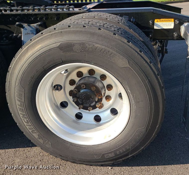 image for item MJ9325 2016 Freightliner Cascadia  semi truck