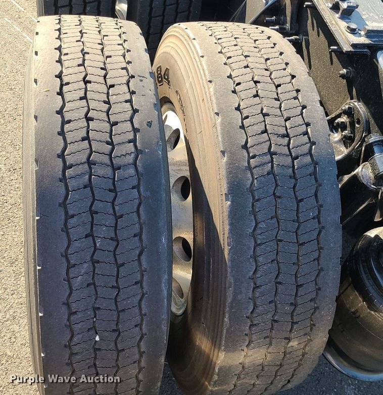 image for item MJ9325 2016 Freightliner Cascadia  semi truck