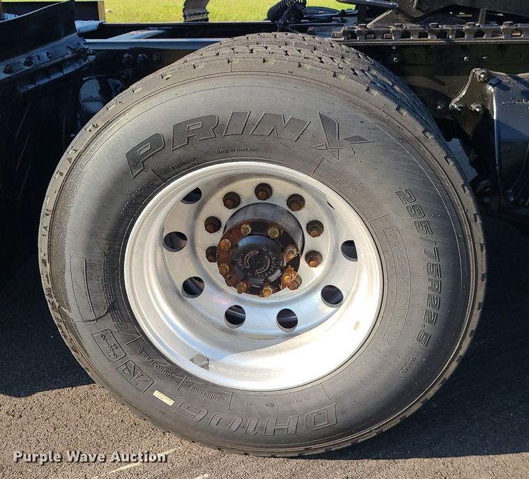 image for item MJ9325 2016 Freightliner Cascadia  semi truck