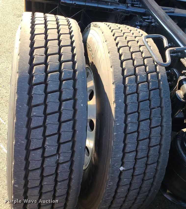 image for item MJ9325 2016 Freightliner Cascadia  semi truck