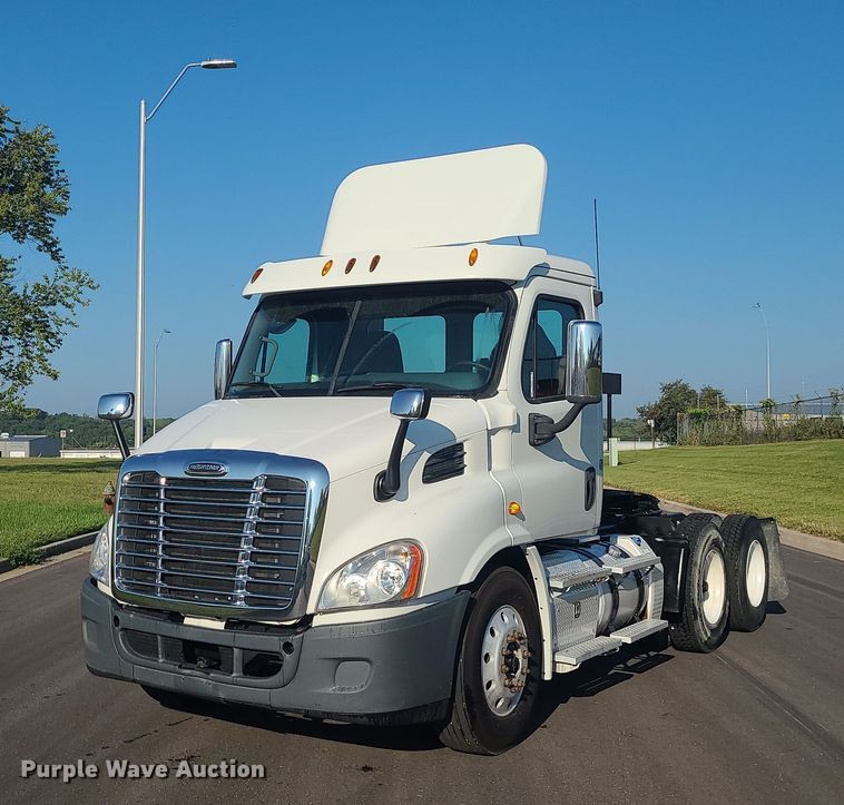 image for item MJ9326 2013 Freightliner Cascadia  semi truck