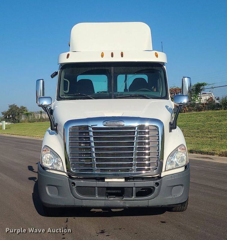 image for item MJ9326 2013 Freightliner Cascadia  semi truck