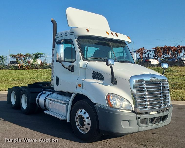 image for item MJ9326 2013 Freightliner Cascadia  semi truck