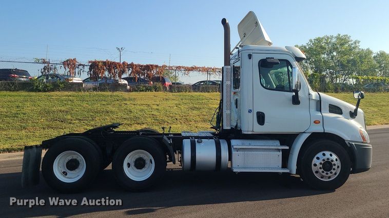 image for item MJ9326 2013 Freightliner Cascadia  semi truck