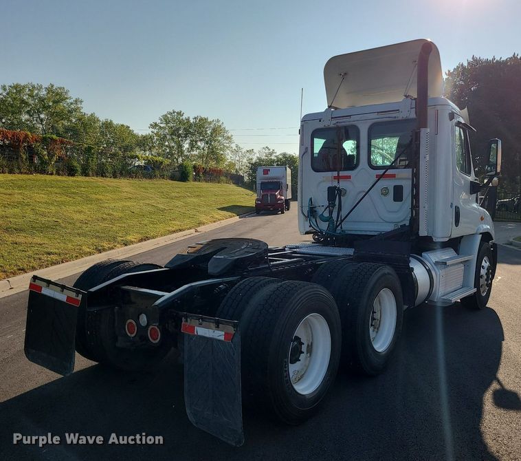image for item MJ9326 2013 Freightliner Cascadia  semi truck