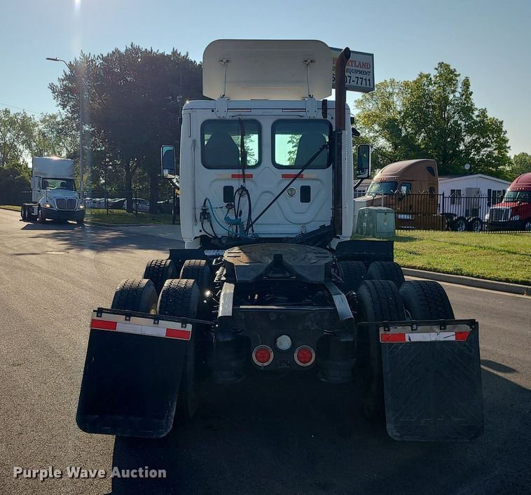 image for item MJ9326 2013 Freightliner Cascadia  semi truck