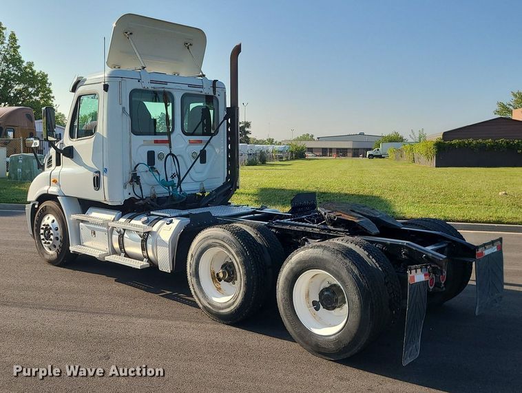 image for item MJ9326 2013 Freightliner Cascadia  semi truck