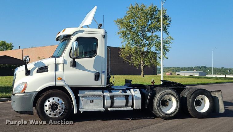 image for item MJ9326 2013 Freightliner Cascadia  semi truck