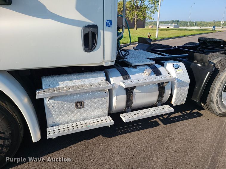 image for item MJ9326 2013 Freightliner Cascadia  semi truck