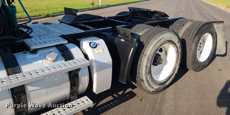 image for item MJ9326 2013 Freightliner Cascadia  semi truck