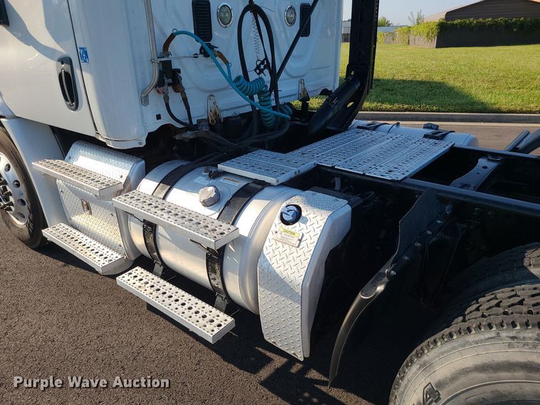 image for item MJ9326 2013 Freightliner Cascadia  semi truck