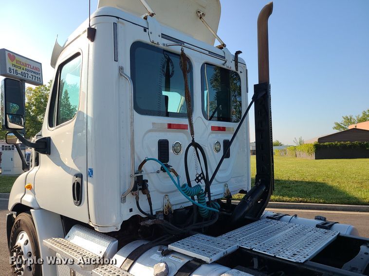 image for item MJ9326 2013 Freightliner Cascadia  semi truck