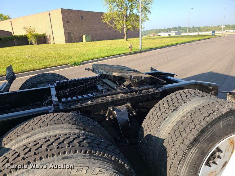 image for item MJ9326 2013 Freightliner Cascadia  semi truck