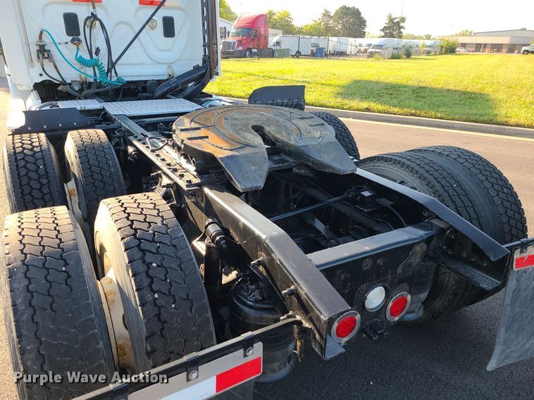 image for item MJ9326 2013 Freightliner Cascadia  semi truck