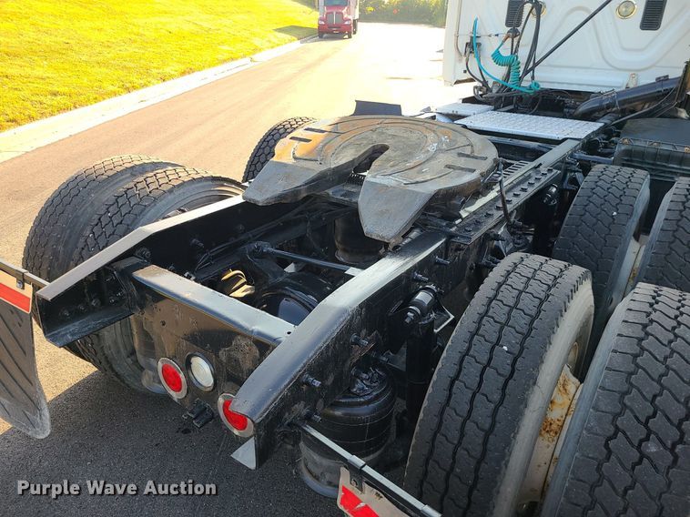 image for item MJ9326 2013 Freightliner Cascadia  semi truck