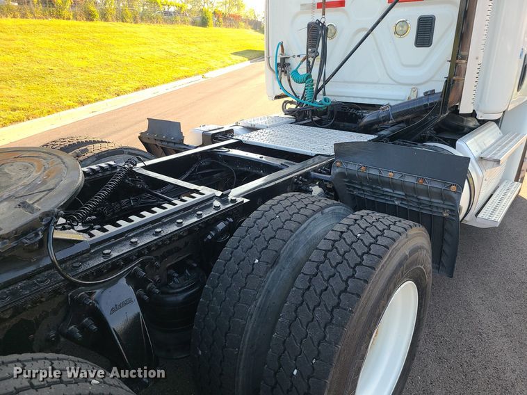 image for item MJ9326 2013 Freightliner Cascadia  semi truck