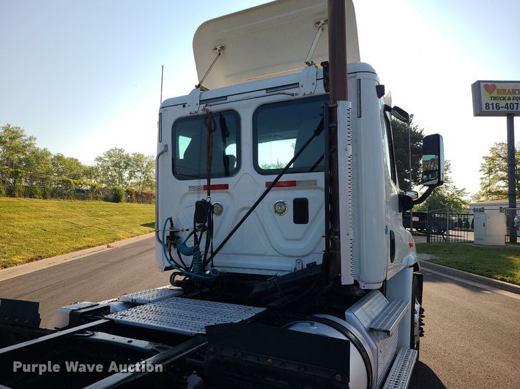 image for item MJ9326 2013 Freightliner Cascadia  semi truck