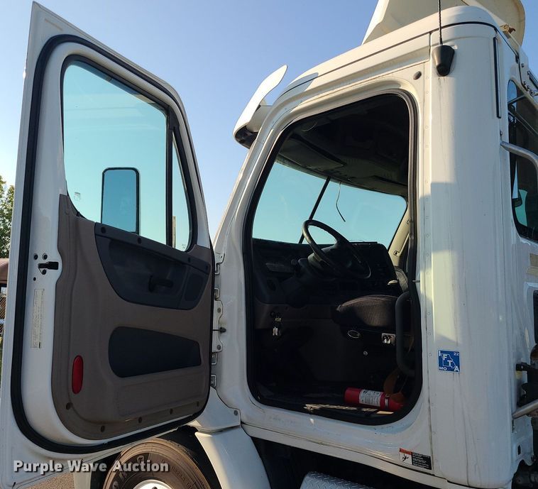 image for item MJ9326 2013 Freightliner Cascadia  semi truck