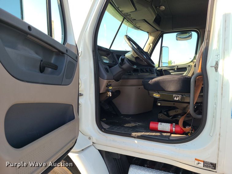 image for item MJ9326 2013 Freightliner Cascadia  semi truck