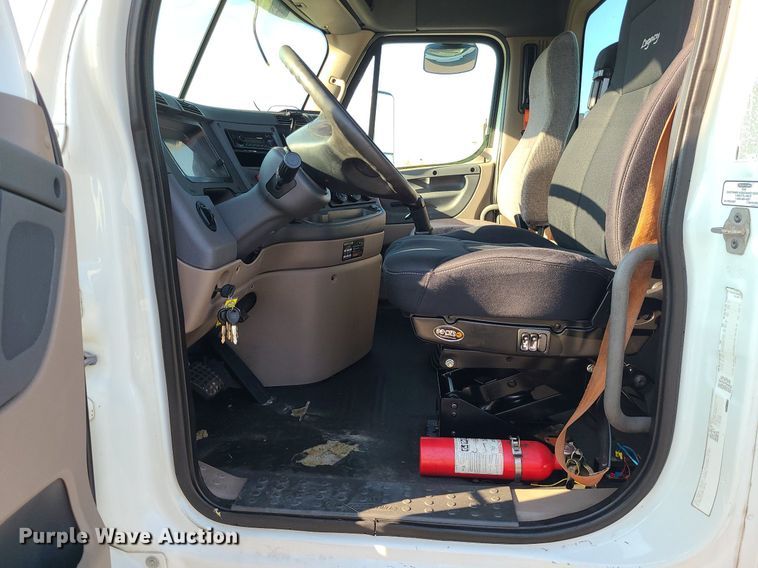 image for item MJ9326 2013 Freightliner Cascadia  semi truck