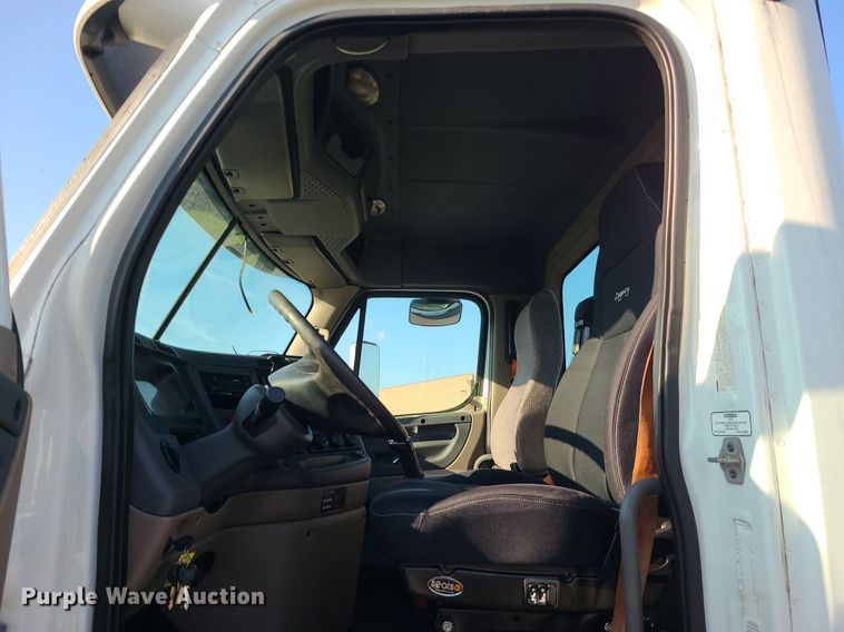 image for item MJ9326 2013 Freightliner Cascadia  semi truck