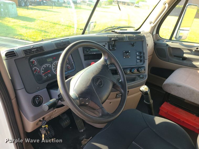 image for item MJ9326 2013 Freightliner Cascadia  semi truck