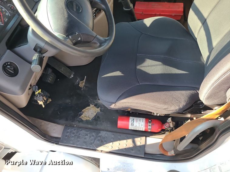 image for item MJ9326 2013 Freightliner Cascadia  semi truck