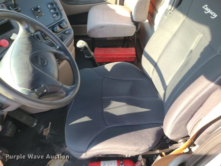 image for item MJ9326 2013 Freightliner Cascadia  semi truck