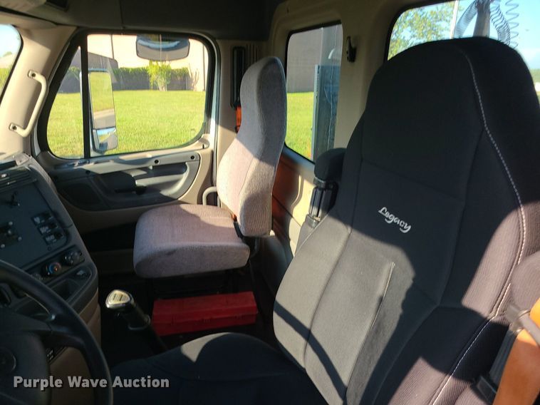 image for item MJ9326 2013 Freightliner Cascadia  semi truck