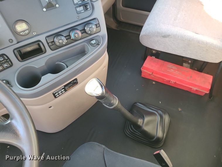 image for item MJ9326 2013 Freightliner Cascadia  semi truck