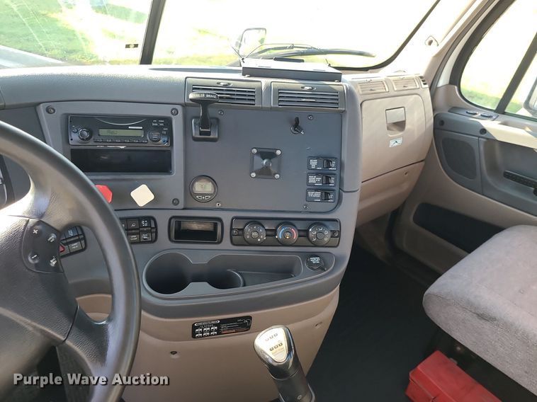 image for item MJ9326 2013 Freightliner Cascadia  semi truck