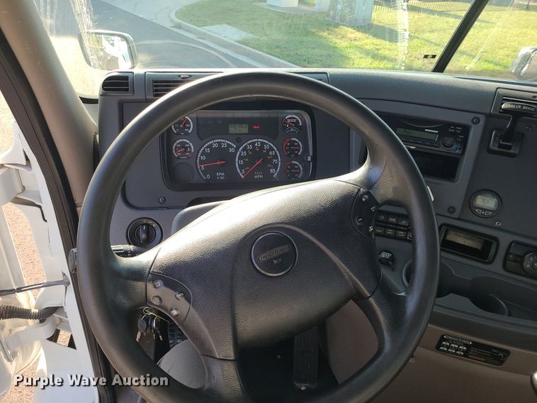 image for item MJ9326 2013 Freightliner Cascadia  semi truck