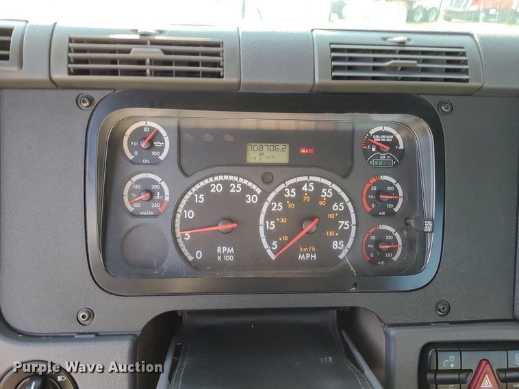 image for item MJ9326 2013 Freightliner Cascadia  semi truck