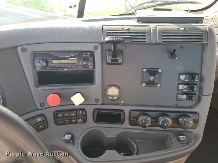 image for item MJ9326 2013 Freightliner Cascadia  semi truck