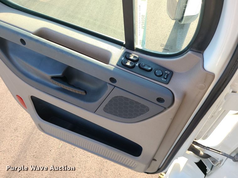 image for item MJ9326 2013 Freightliner Cascadia  semi truck