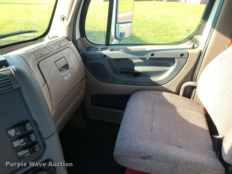 image for item MJ9326 2013 Freightliner Cascadia  semi truck