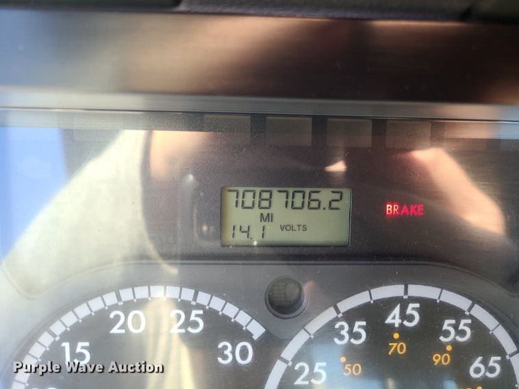 image for item MJ9326 2013 Freightliner Cascadia  semi truck