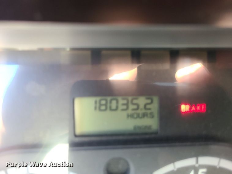 image for item MJ9326 2013 Freightliner Cascadia  semi truck